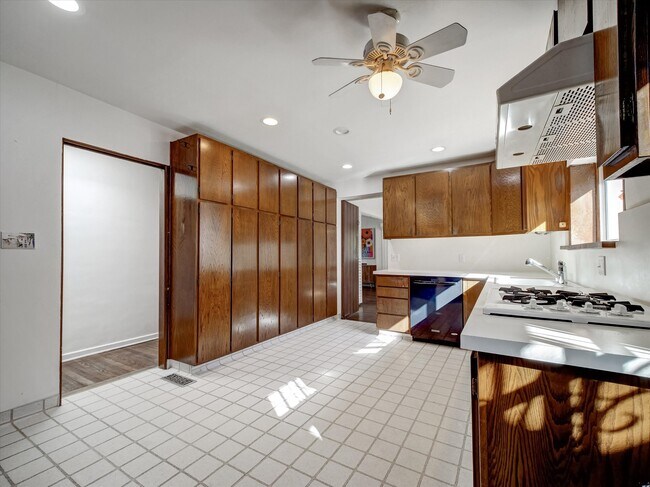 Building Photo - 328 21st Pl