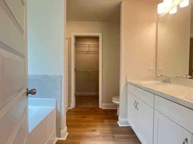 Building Photo - Beautifully Done & Brand New 4BD/2.5 Home in Jones Co.