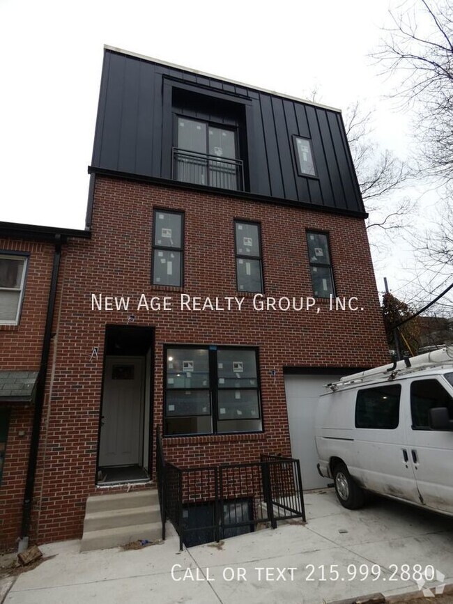 Building Photo - Bi-Level Three Bedroom Apartment Near Drex...