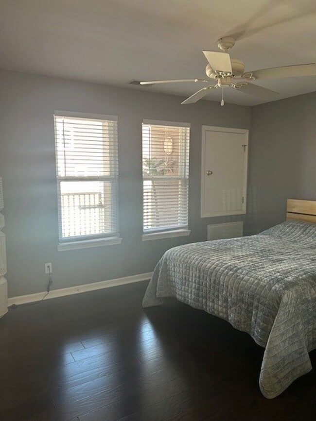 Building Photo - 2 Bedroom Harbor Park Condo - Just Blocks From the Lake