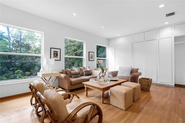 Building Photo - 4072 Park Ave