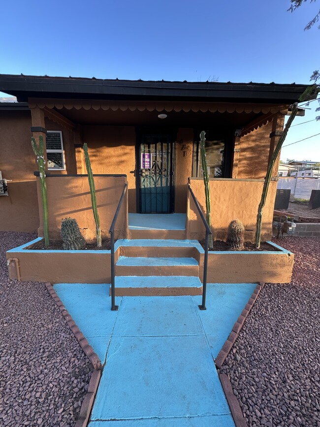 Primary Photo - 471 W Heiner Dr