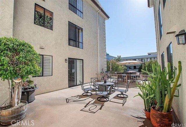 Building Photo - 4454 Ventura Canyon Ave