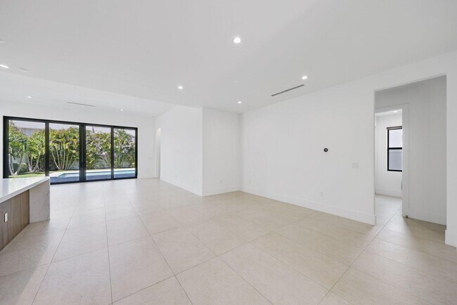Building Photo - 655 Kingsbridge St