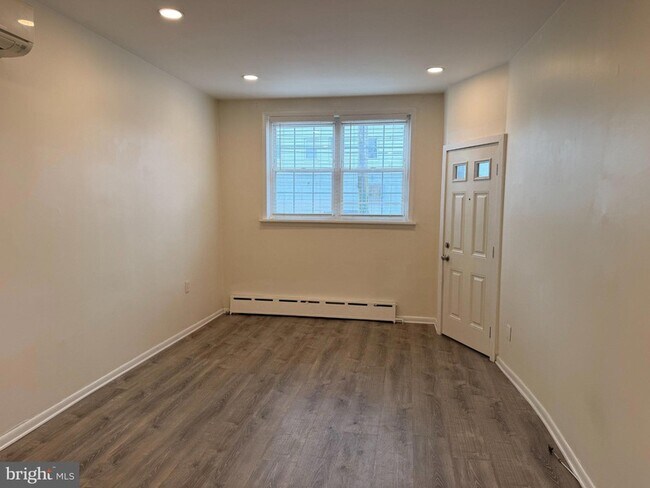 Building Photo - 2049 Snyder Ave