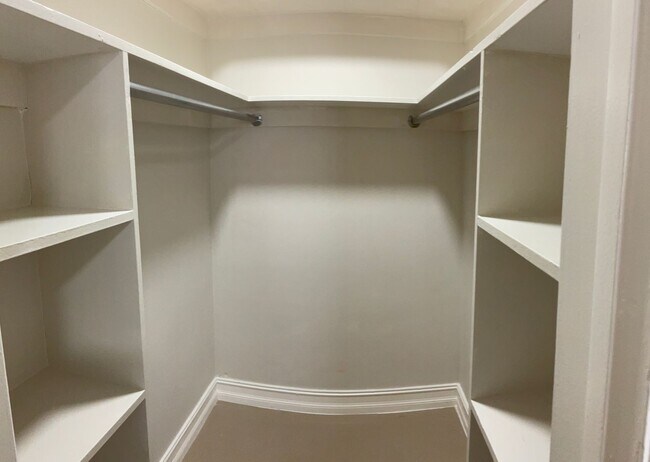Building Photo - Spacious 1/1 Corner Unit.  Call for Limite...