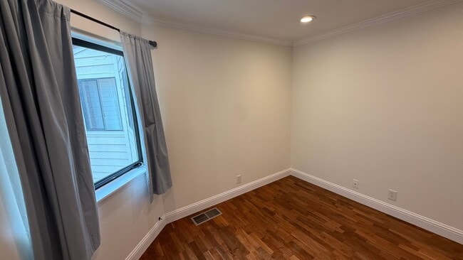 Building Photo - EPIC REA: Charming 2Bed/1Bath Condo w/ Parking