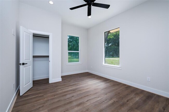 Building Photo - 354 Peach Pt Ln