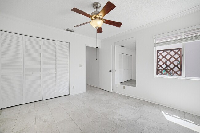 Building Photo - 6070 Sunny Manor Ct