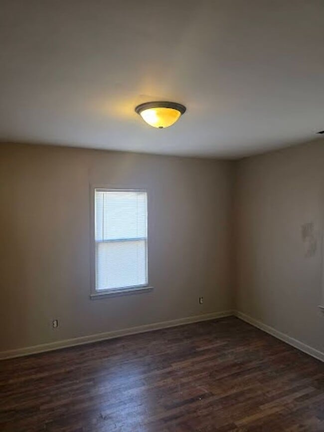 Building Photo - 3 Bed 1 Bath, Washer Dryer Hookup , Fenced in yard $1300 , $2800 to move in