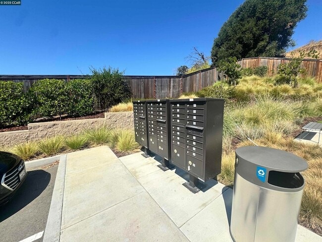 Building Photo - 725 Delve Ct