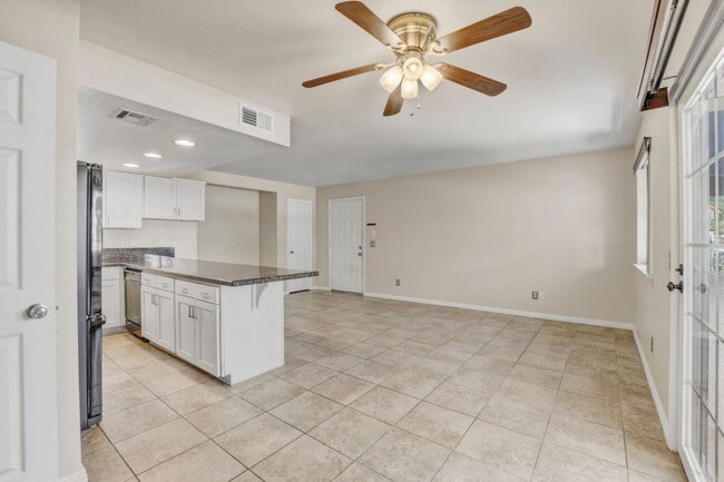 Building Photo - Upgraded 2 bedroom 2 bath upstairs condo