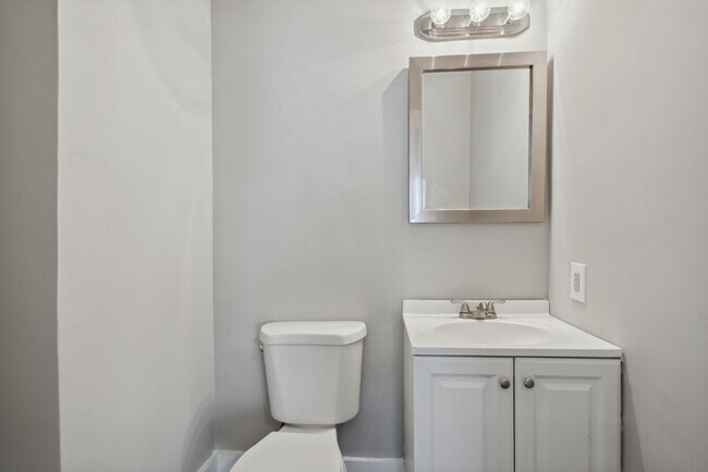 Building Photo - Large 3BR/2.5BA Two Story House Near Downtown Savannah