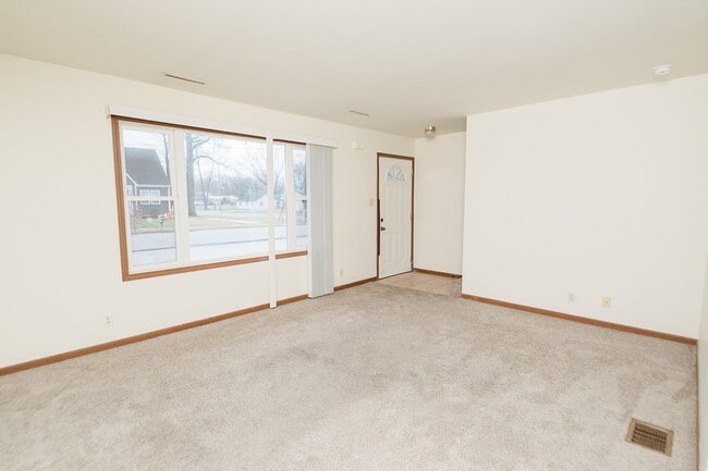 Primary Photo - 2 bedroom / 1.5 bathroom Townhome in Chest...