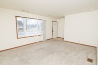 Building Photo - 2 bedroom / 1.5 bathroom Townhome in Chest...