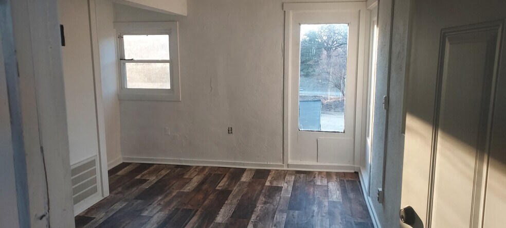 Building Photo - 2802 S Main St