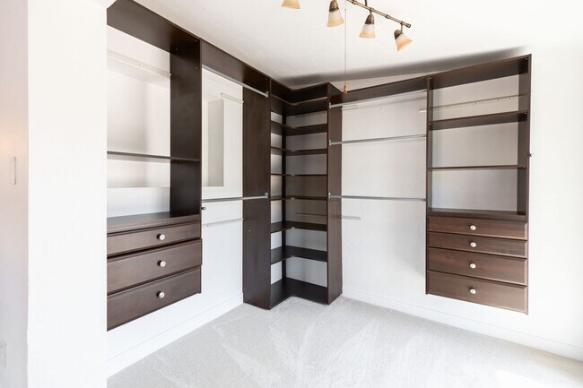 Building Photo - 2199 Sq Ft 4 bedroom 2 bath with Pool & Pool Table - Under Market Rate!