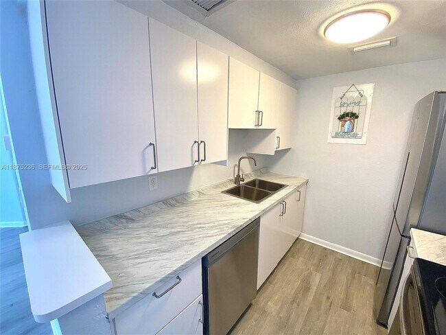 Building Photo - 1185 Marseille Dr