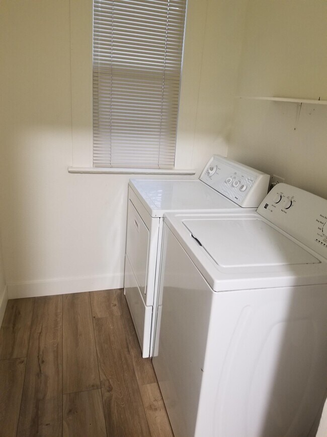 Building Photo - 10 N Touchet St