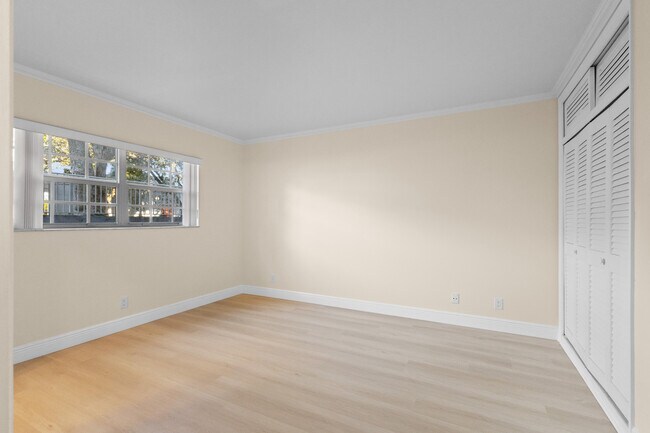 Building Photo - 1965 SE 5th Ct