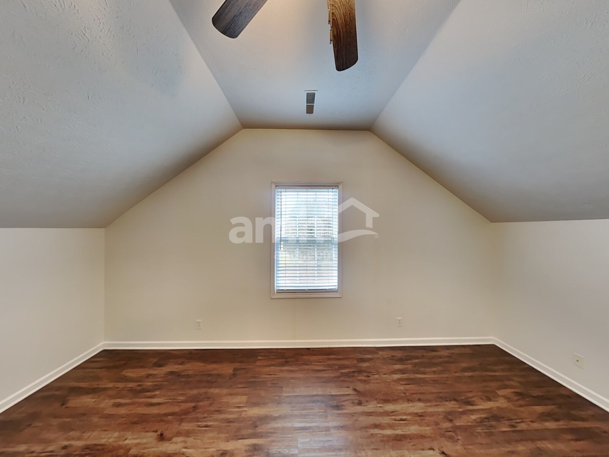 Building Photo - 204 Creekwood Dr