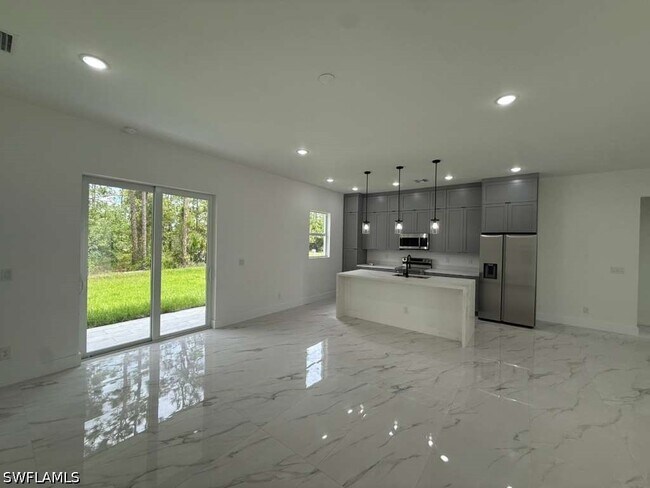 Building Photo - 723 Epps Brown St E