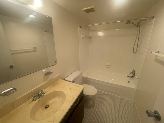 Building Photo - PRICE REDUCTION AS OF 01/2026! Conveniently Located Gaithersburg 3 Bed/2 Bath Condo, Minutes away...