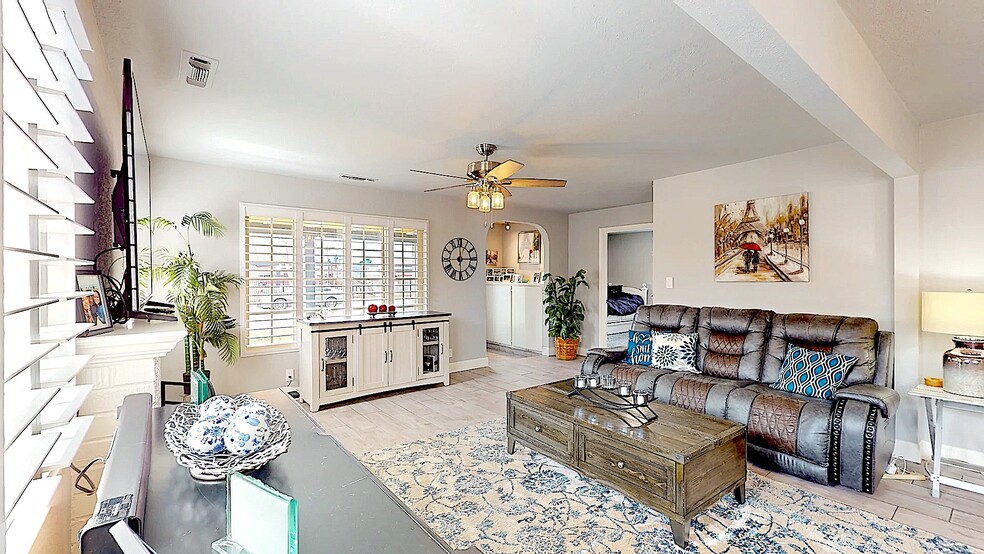 Building Photo - 204 N Santa Ana Ave