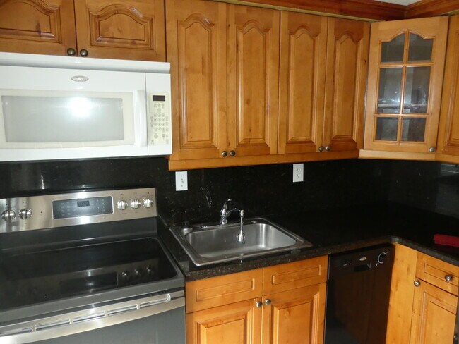 Building Photo - 2247 Taylor St