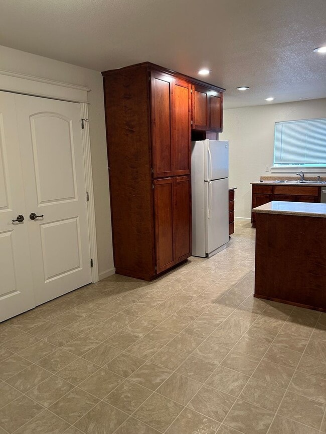 Building Photo - 3 Bedroom 2.5 Bath Duplex