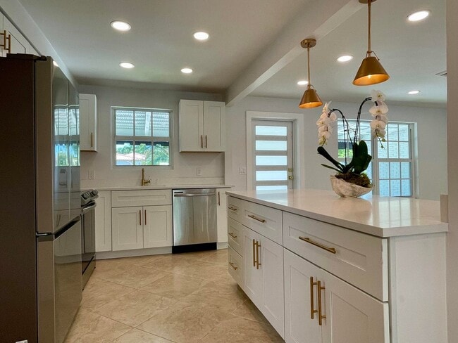 Building Photo - 360 Alhambra Pl