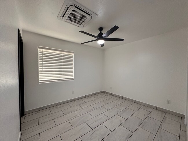 Building Photo - Beautiful 2 Bed 2 Bath duplex in Ontario