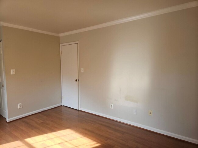 Building Photo - Bright and Cozy 1 Bed 1 Bath Condo In With Balcony In Vibrant Burke Cove