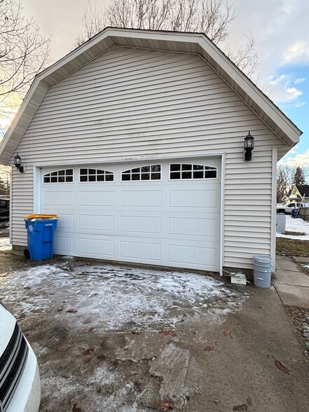 Extra deep 2 car garage - 203 E McKinley St