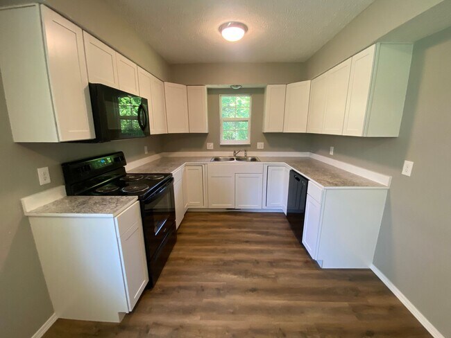 Building Photo - Newly remodeled 3 bedroom 2 bath home with...