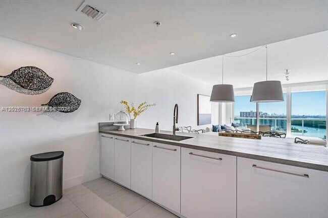 Building Photo - 400 Sunny Isles Blvd