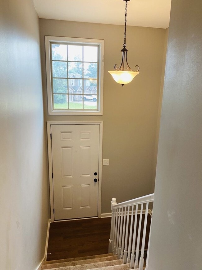 Building Photo - Beautiful Townhome