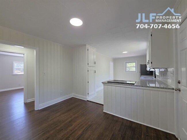 Building Photo - Fully Renovated 3 Bed/1 Bath Cottage in Wo...