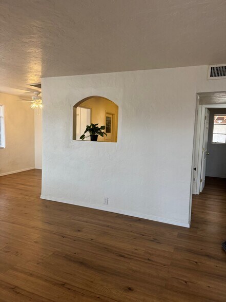 Building Photo - 1540 E Miles St