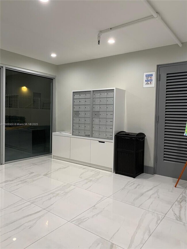 Building Photo - 395 NE 21st St