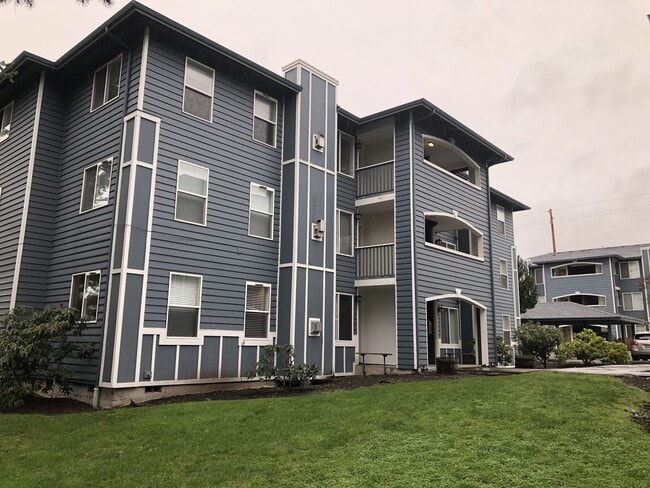 Building Photo - ***PENDING APPLICATION***Modern and spacious 2 bedroom condo with bonus room!