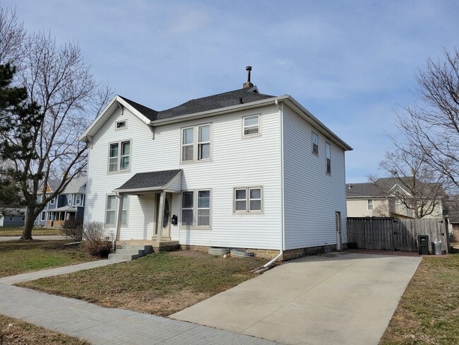 Building Photo - 321 W 5th St