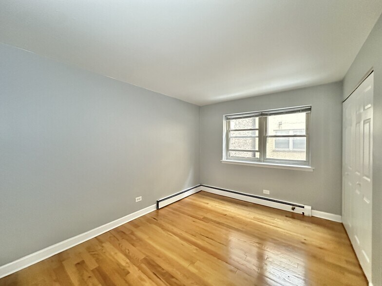 Building Photo - 6830 N Sheridan Rd