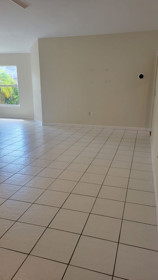 Building Photo - PENDING LEASE-Annual unfurnished 4/2 SFH i...