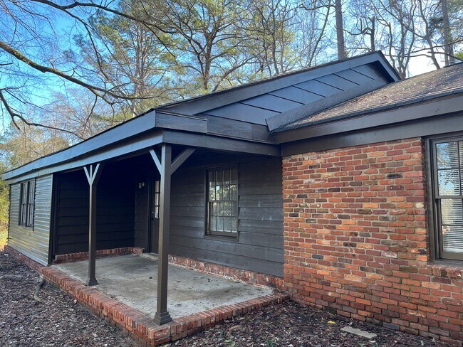 Primary Photo - **AVAILABLE NOW**3 bedroom / 2 bathroom Ho...