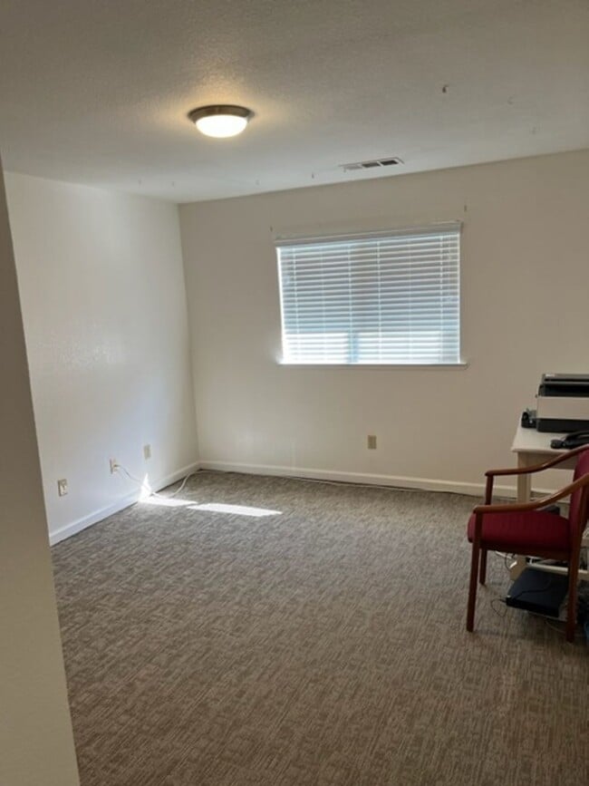 Building Photo - Nice 5 bedroom home with a large garage.