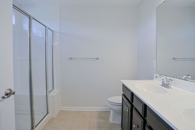 Building Photo - Move-in ready Townhome in Wenworth Green C...