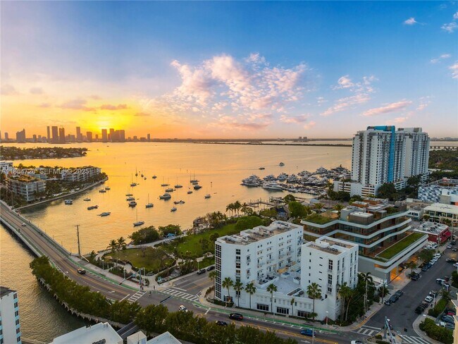 Building Photo - 1701 Sunset Harbour Dr