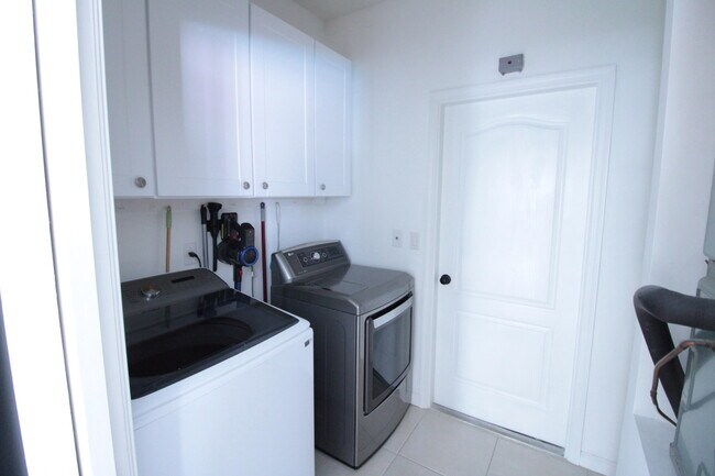 Building Photo - 2957 SW Collings Dr