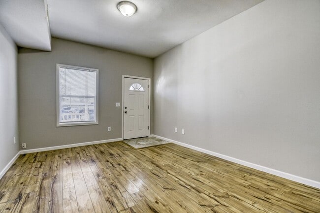 Building Photo - Beautiful 3 Bed- 1 bath (Lower Unit) in Great Location! 1 month free- move in special!